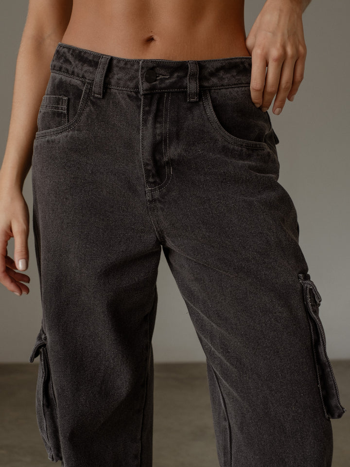 Vista detallada de la cintura del  pantalón low rise color gris oscuro