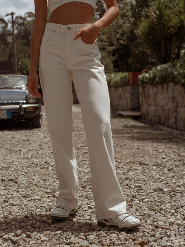 Jean de silueta straight tiro medio color crema con bolsillos frontales y posteriores