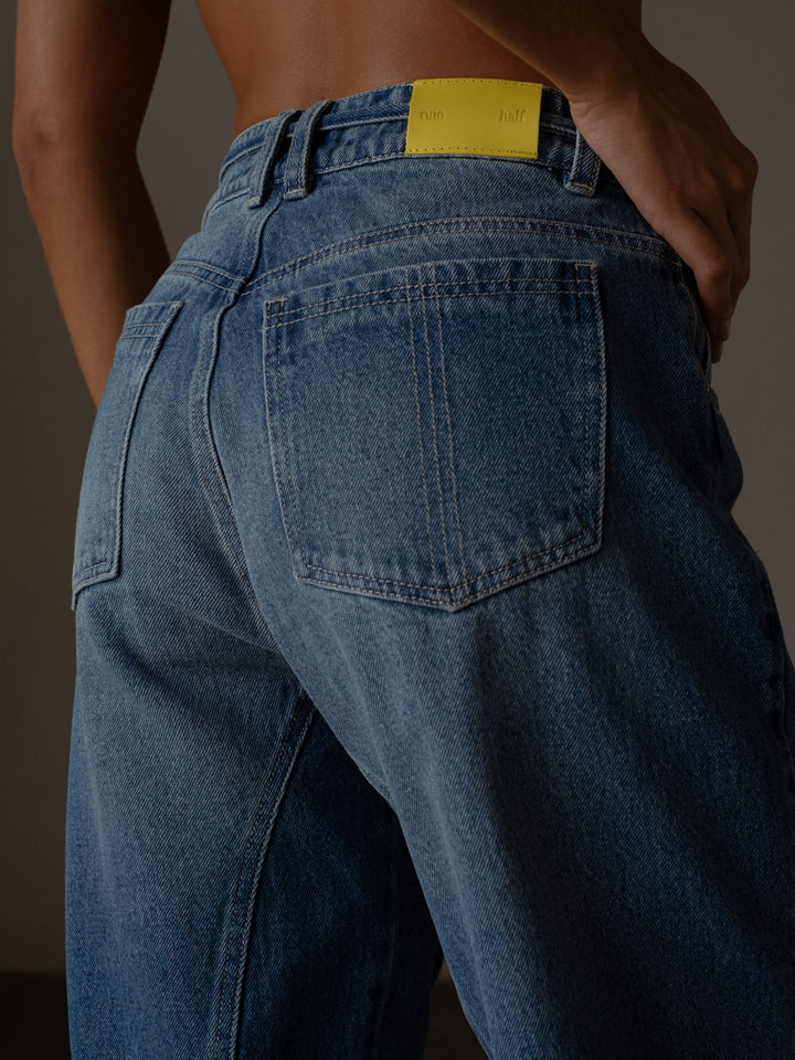 Vista de los bolsillos posteriores del jean ancho color azul