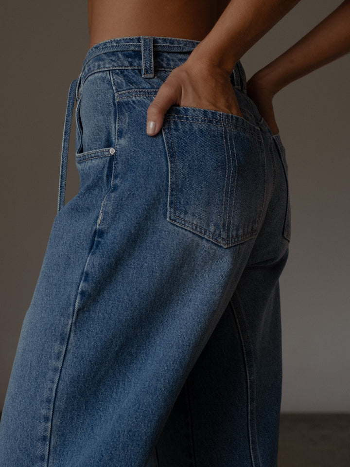 Vista detallada de los bolsillos posteriores del jean color azul