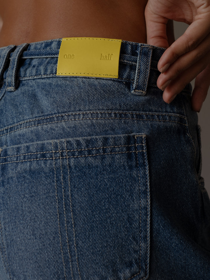 Vista detallada de la marca del jean ancho color azul