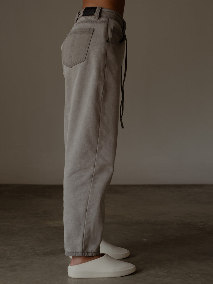 Vista lateral completa del jean acho color gris