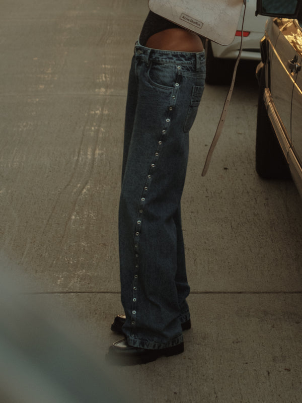 LOW CROSS JEAN - EYELETES ON DARK BLUE