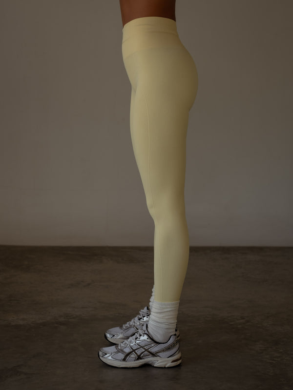 Leggings deportivos color amarillo con pretina acanalada doble y compresión en el abdomen