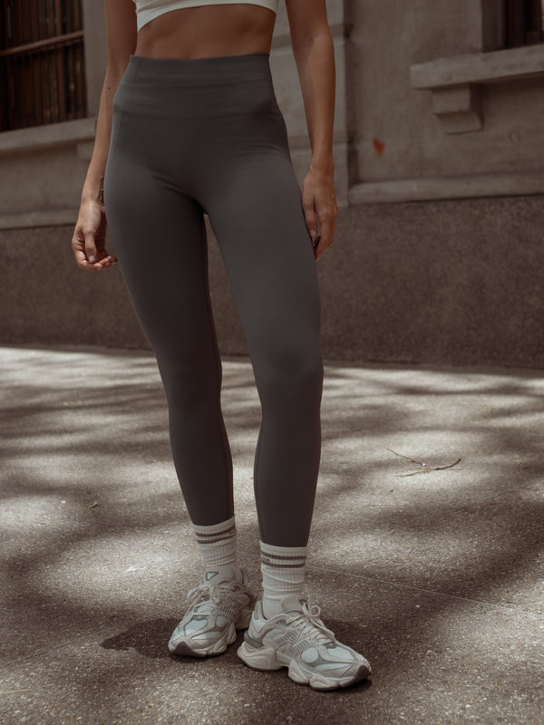 Leggings deportivo color gris con pretina acanalada doble y compresión en el abdomen