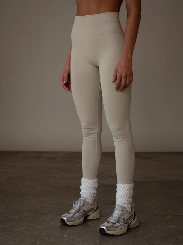 Modelo usando un leggings deportivo color gris
