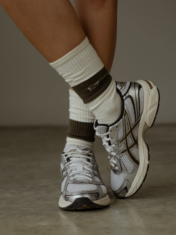 Medias largas con "One half" bordado en los laterales.