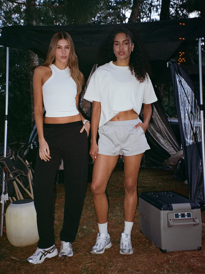 La modelo esta usando una camiseta básica, shorts cortos y medias largas