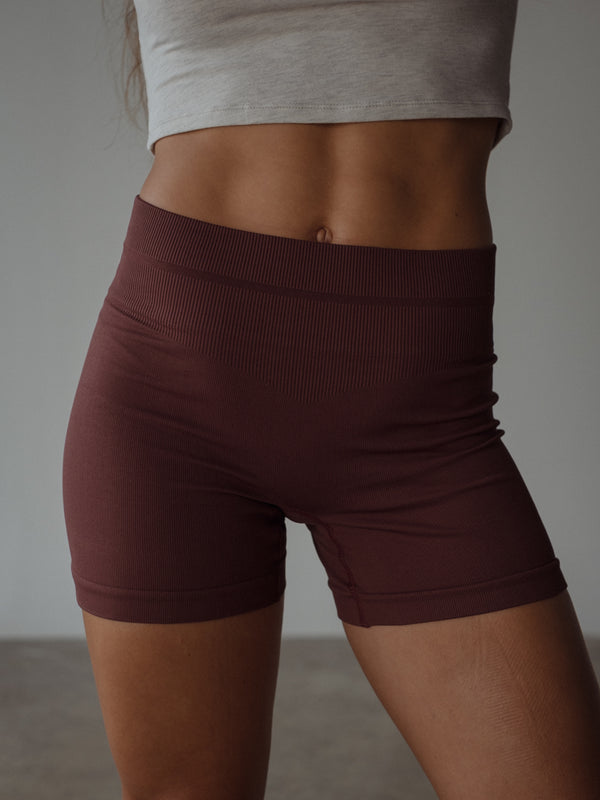 VERSATIL SEAMLESS MINI SHORT  - SYRAH