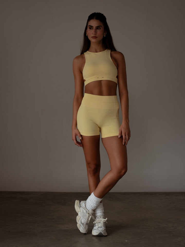 Modelo usando un conjunto deportivo amarillo