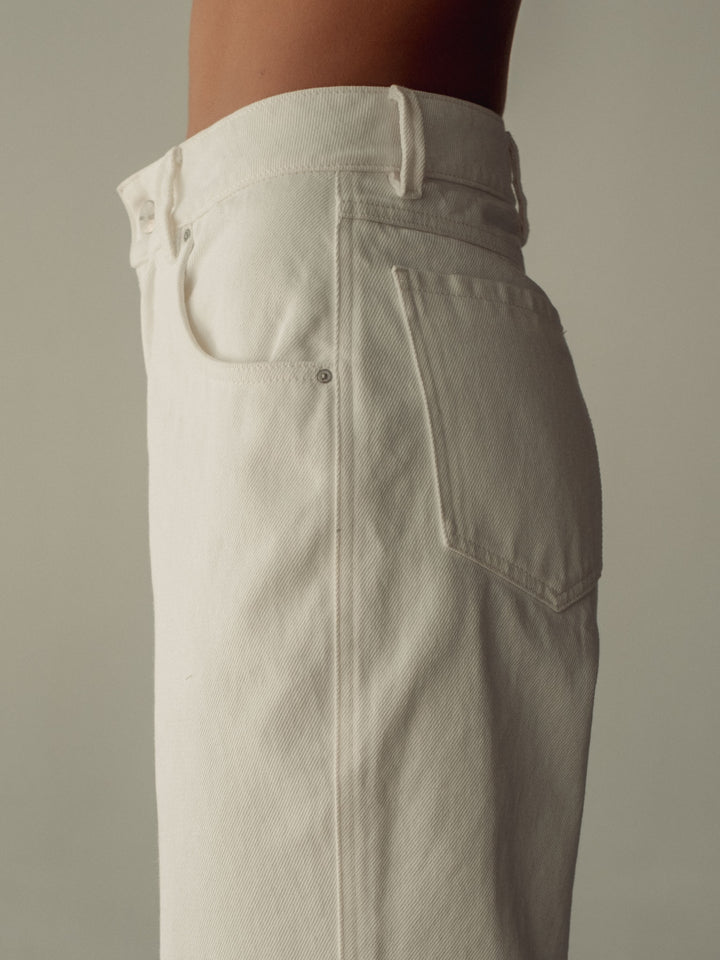 Vista detallada del bolsillo lateral  posterior del jean crudo vintage