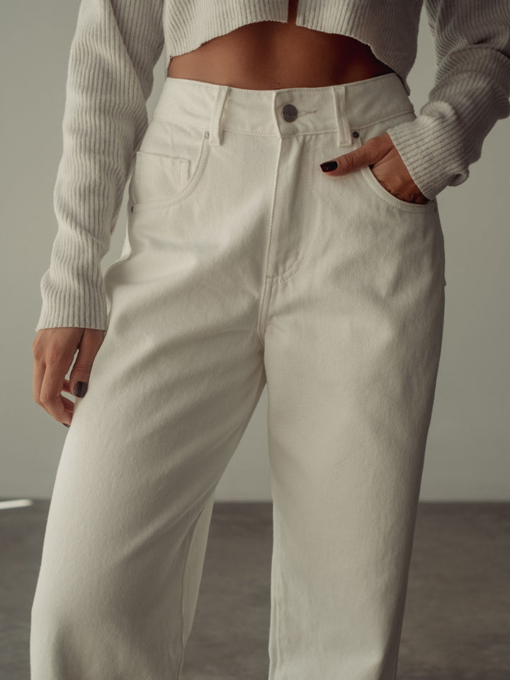 Vista detallada de la cintura del jean color crudo para mujer