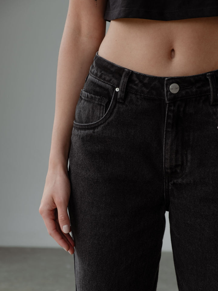 Vista detallada de los bolsillos laterales del jean negro vintage