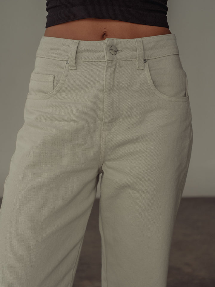 Vista detallada de la cintura del jean color taupé