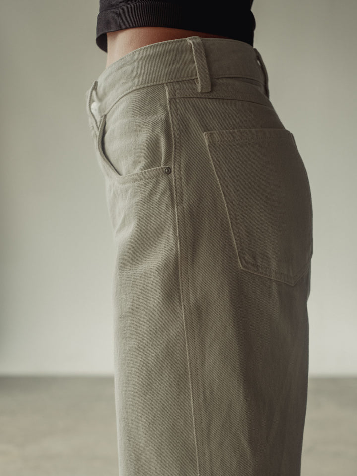 Vista detallada del bolsillo lateral y posterior del jean color taupé