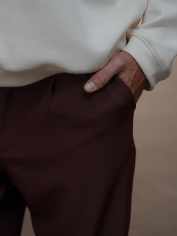 Vista frontal bolsillo pantalón plisado