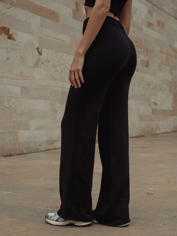 Vista posterior del pantalón tejido para mujer