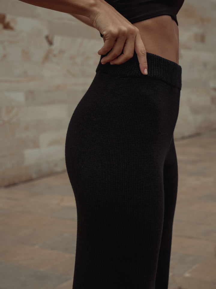 Vista lateral de la cintura del pantalón tejido color negro