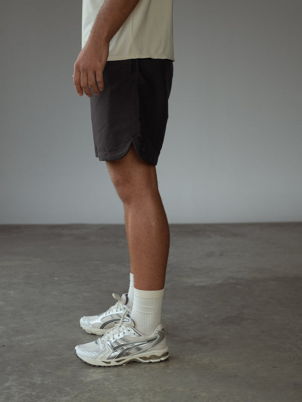 Vista lateral de pantaloneta negra corta