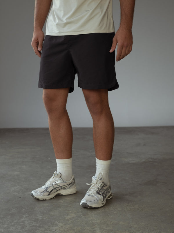 Pantaloneta negra, camiseta color crema y medias largas