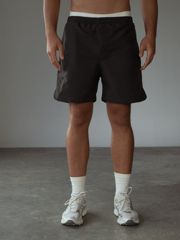 Pantaloneta negra con pretina elástica y medias largas