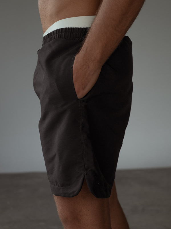 Bolsillos laterales y cintura enresortada color negro