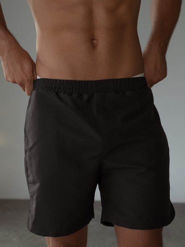 Pantaloneta con bolsillos laterales color negro