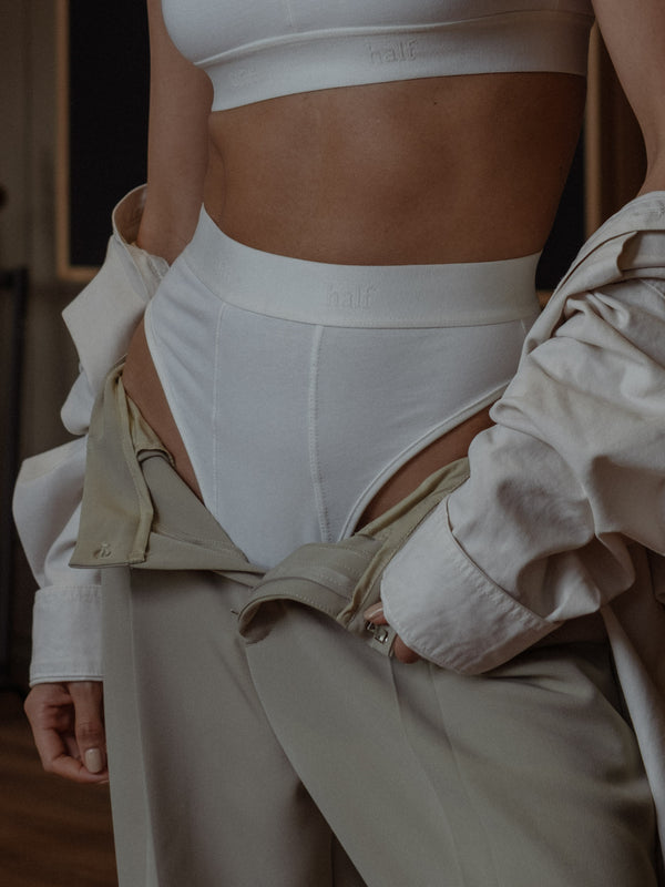 Panty femenino color crudo, lleva protector en algodón y pretina elástica del mismo color