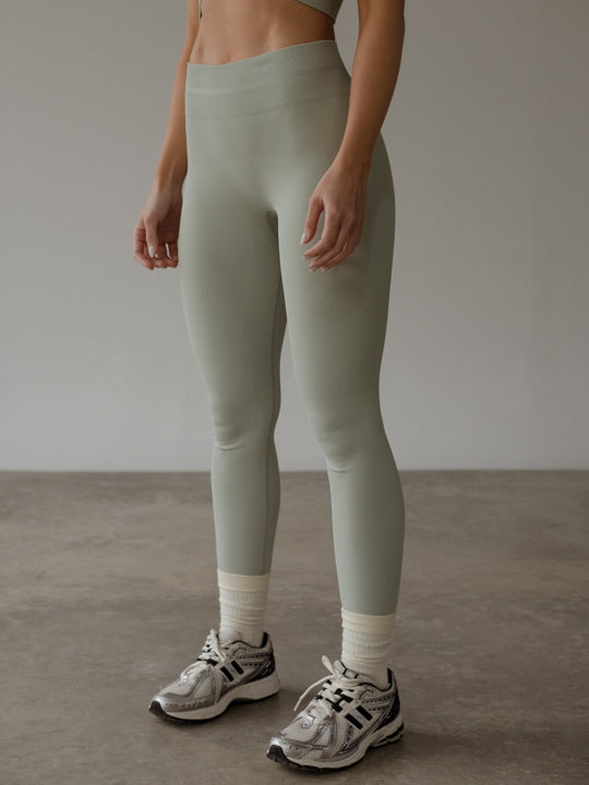 VERSATIL SEAMLESS LEGGINGS  - PISTACHIO GRAY