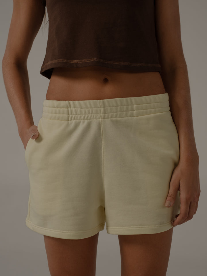Vista inferior short en algodón color crema