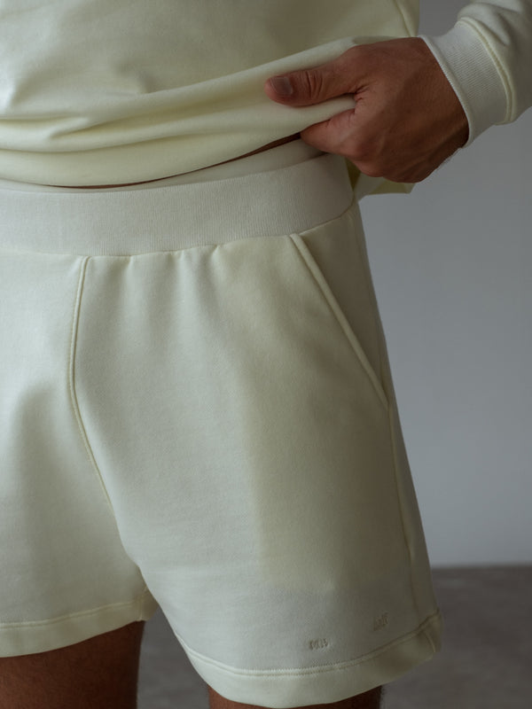 Detalle short con bolsillo frontal y "One half" bordado en la parte inferior 