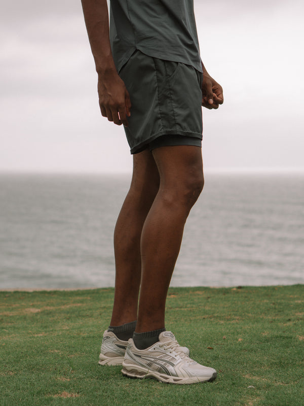 Pantaloneta deportiva gris y medias tobilleras del mismo color