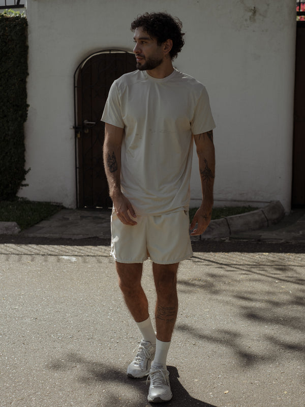 Modelo usando una camiseta manga corta   deportiva y biker con short interno color gris. 