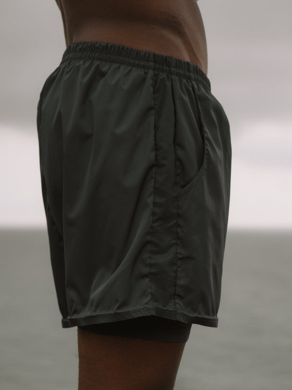 Vista diagonal short deportivo con bolsillos