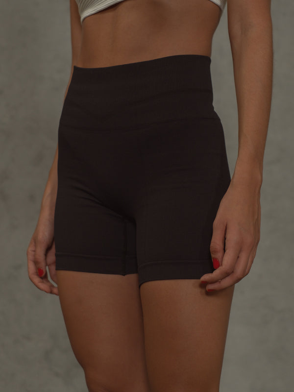 Seamless shorts color negro, tejido liso sin costuras, pretina reforzada.