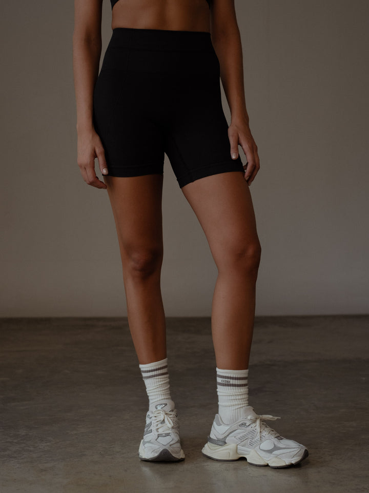 Shorts deportivos color negro con pretina acanalada