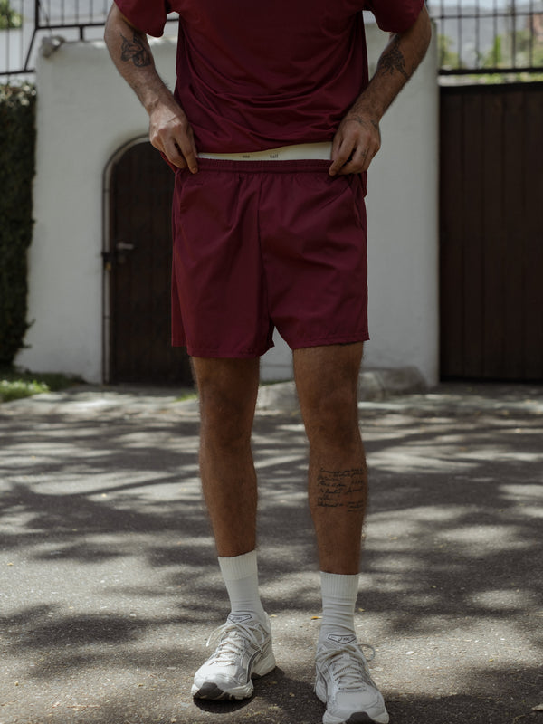 Pantaloneta y short interno color vino.