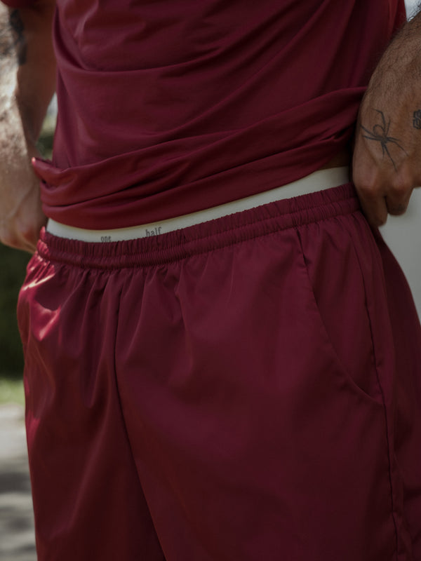 Detalles de la pantaloneta color vino con bolsillos laterales.