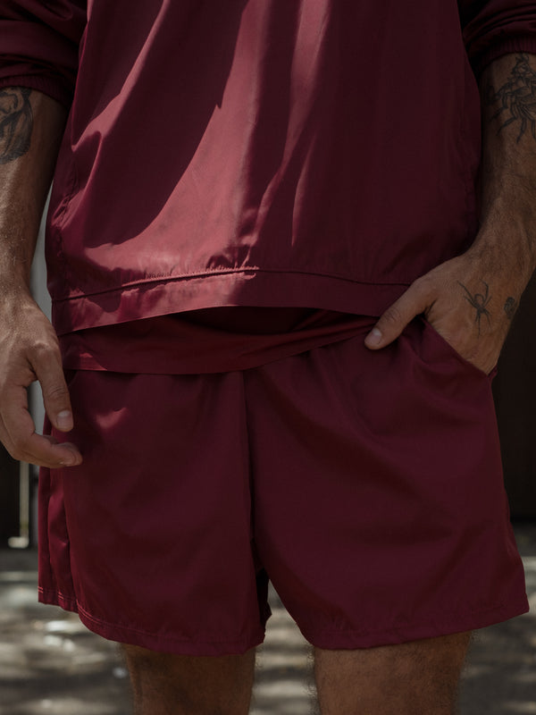 Pantaloneta con bolsillos lateral color vino deportivo.