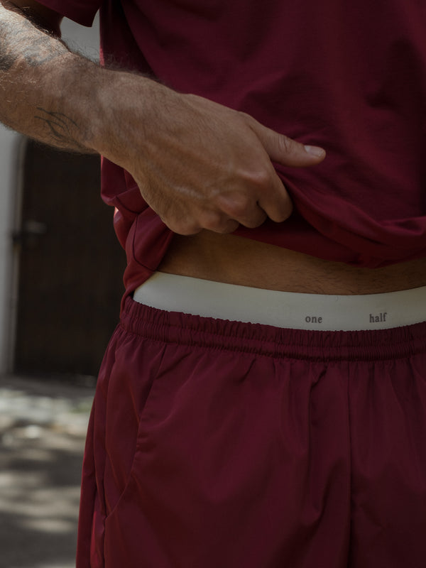 Boxer con "One half" en la parte frontal y pantaloneta con cintura enresortad, camiseta  deportiva vino.