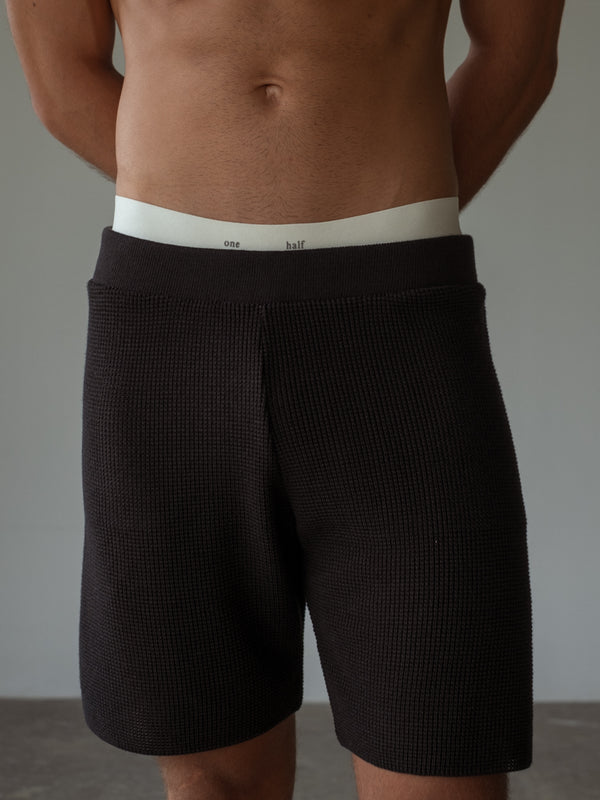 Short tejido color negro.