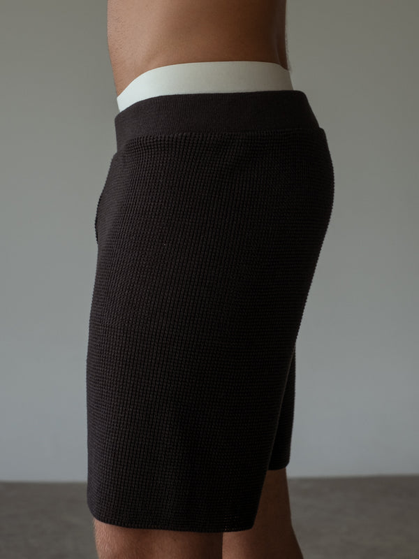 Short con ruedo al corte y bolsillo posterior.