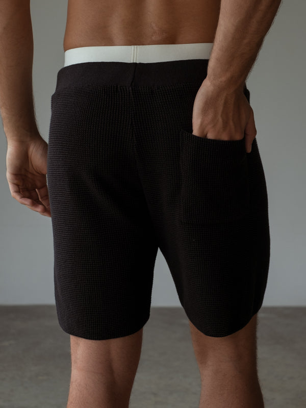 Bermuda con bolsillo posterior color negro.