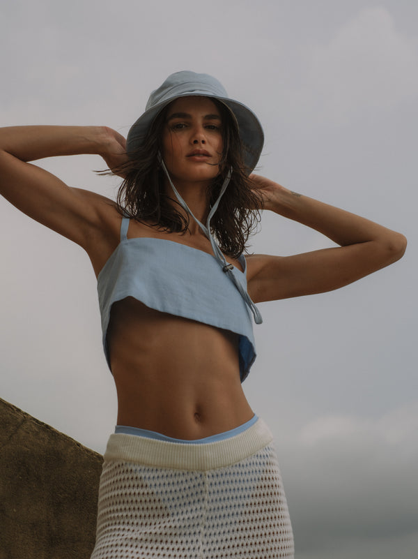 Panty azul, crop top y gorra del mismo color, pantalón tejido