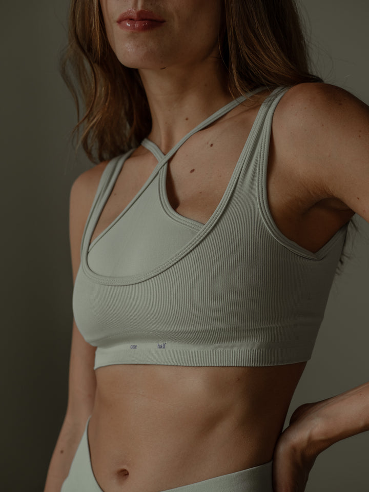 Crop top deportivo doble, color gris, escote cuadrado y cuello halter de tiras cruzadas