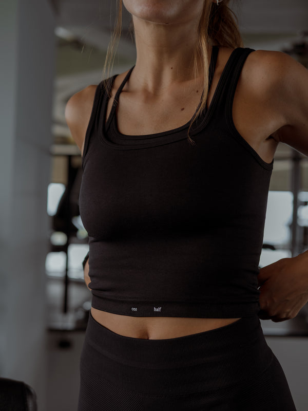 Modelo con top negro