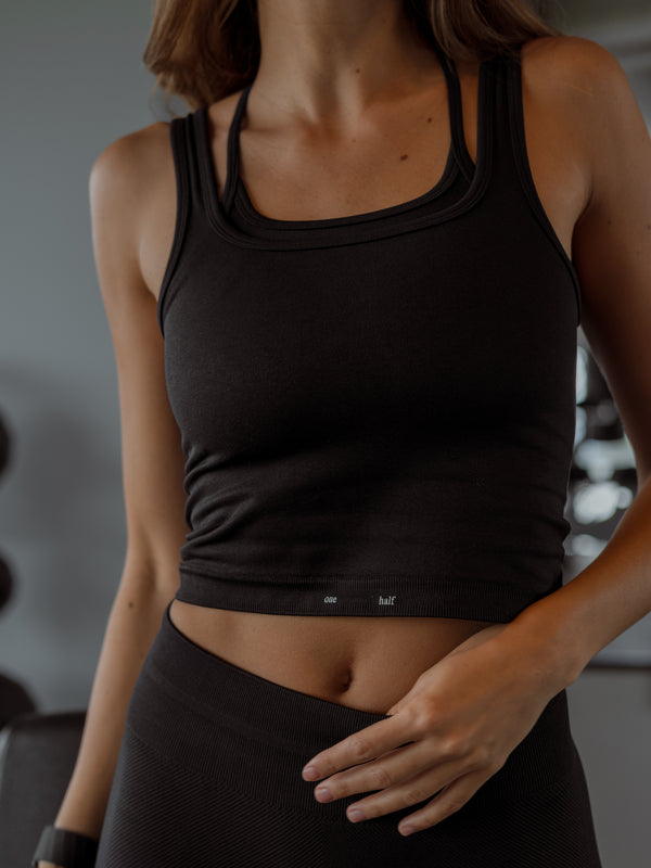 Primer plano de un modelo con top negro y leggings negros