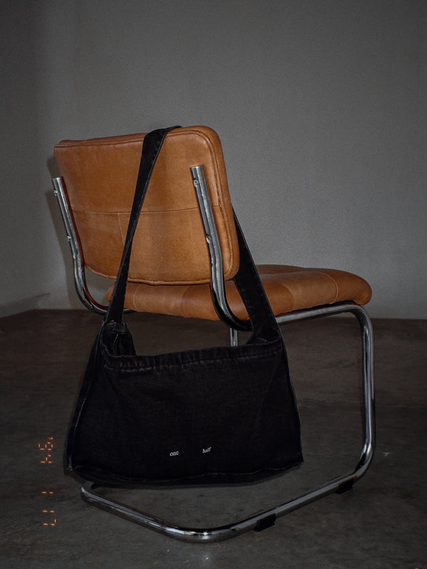 Bolso en algodón color negro vintage, estampado frontal "One Half" crudo, cremallera color ocre y cargadera