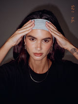 Vista frontal de la modelo usando banda para el cabello color gris