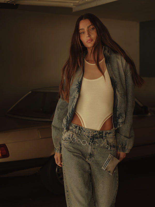 Modelo con bodie crudo escote en mesh con chaqueta y jean vintage.